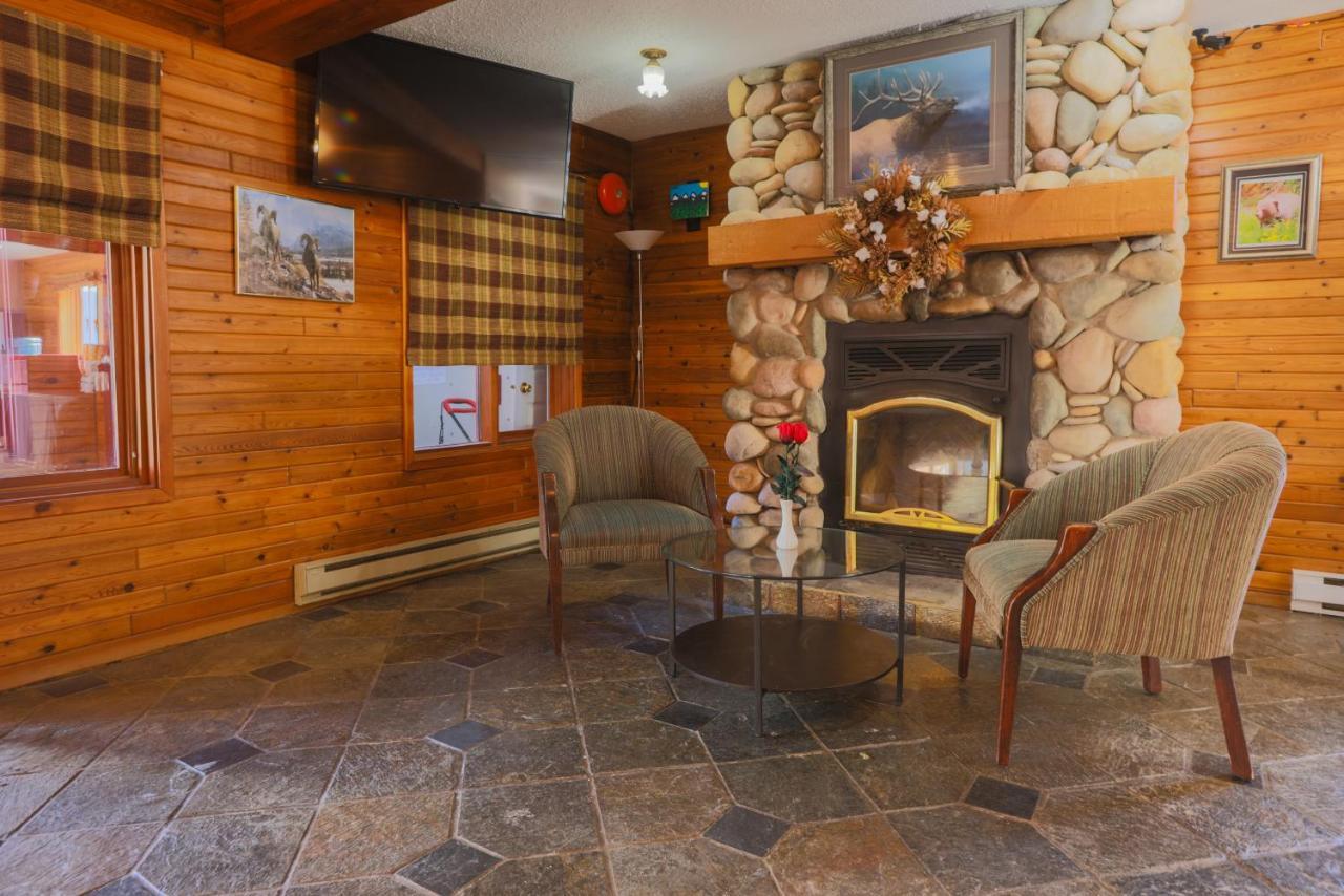 רדיום הוט ספרינגס Radium Chalet מראה חיצוני תמונה