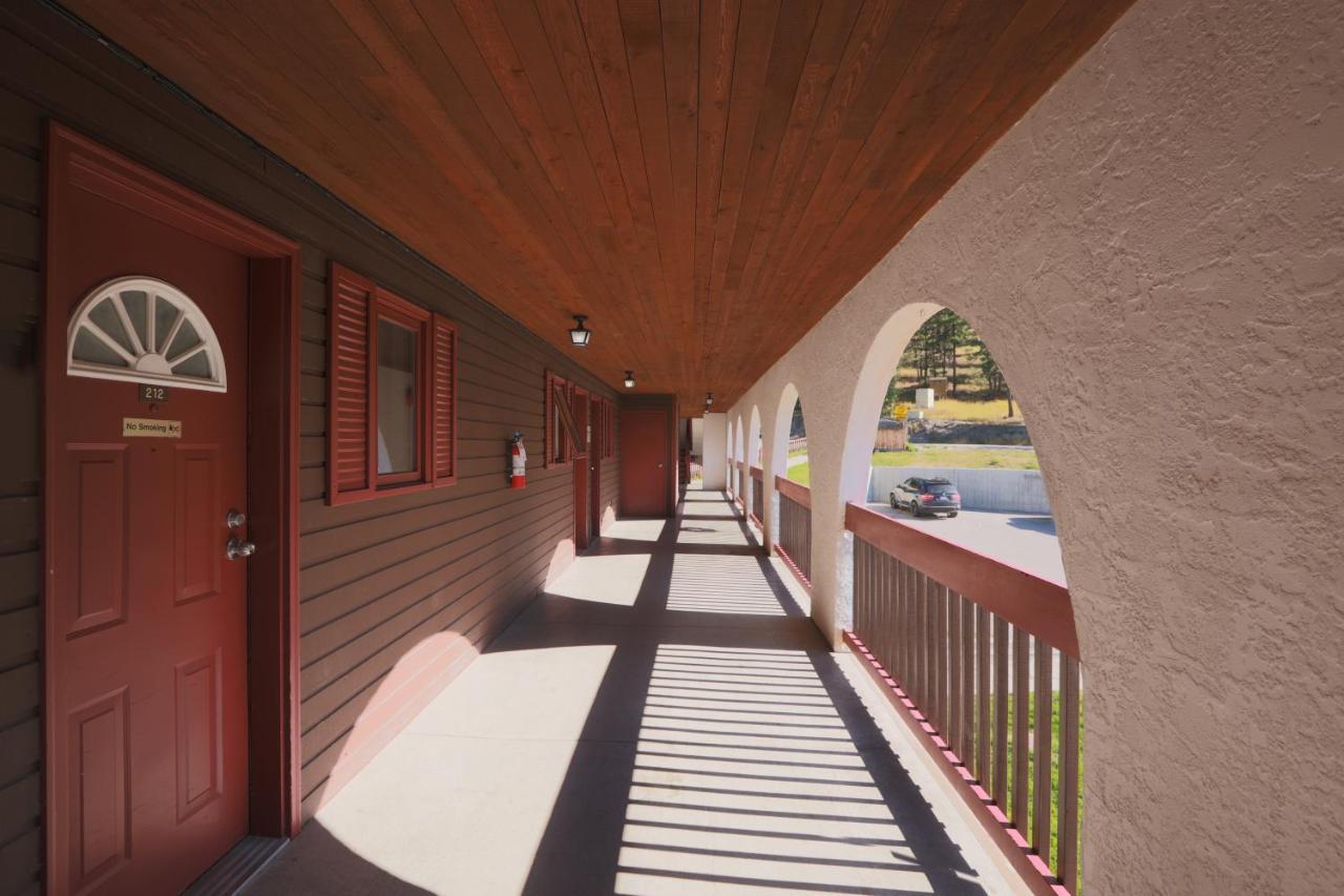 רדיום הוט ספרינגס Radium Chalet מראה חיצוני תמונה